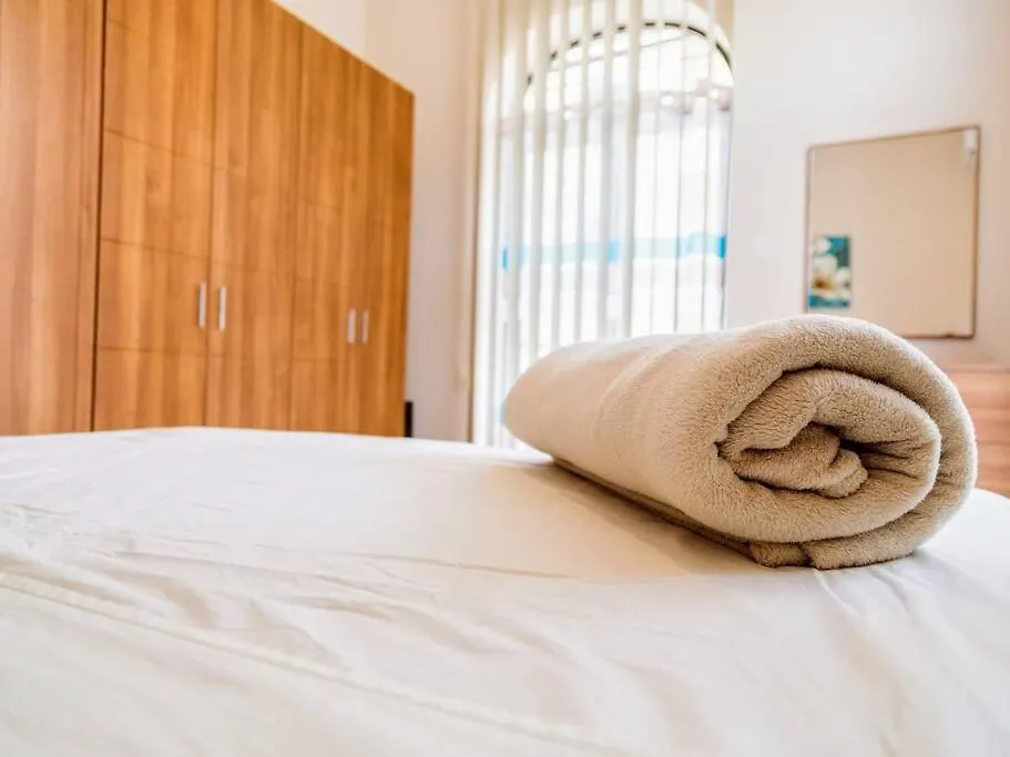 Sea Views Apartment-Wifi-Sleep 5 Marsaskala